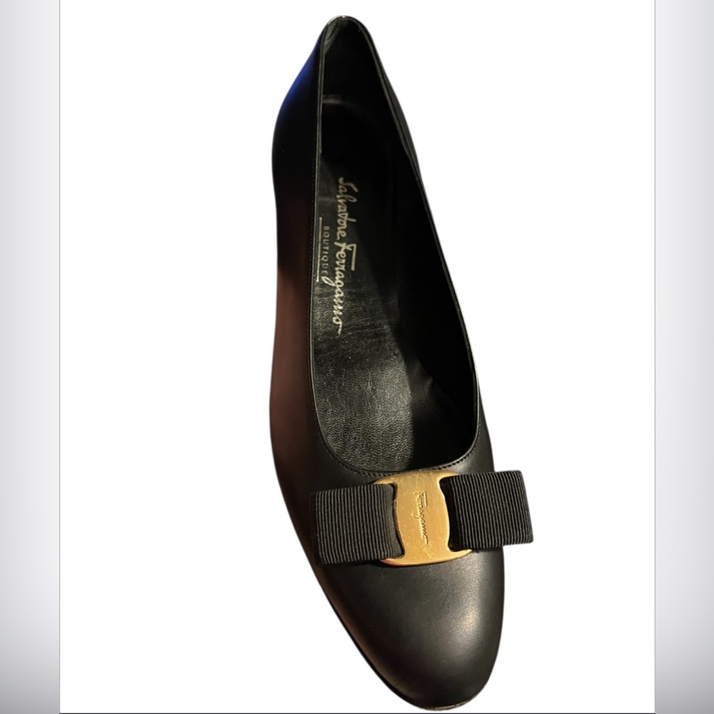 Salvatore Ferragamo Vara Black Leather Bow Pumps Slip On Heels Women’s Size 7.5 - Picture 16 of 16